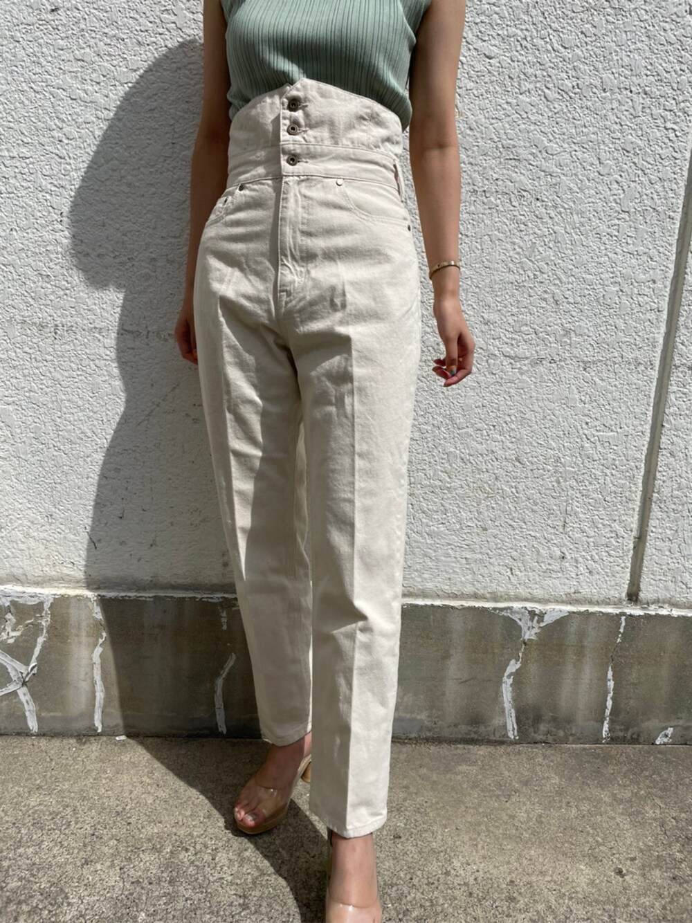 その他のパンプス、ホワイト系のデニムパンツ、グリーン系のニット/セーターを着用したレディースの春コーディネートの6枚目の写真