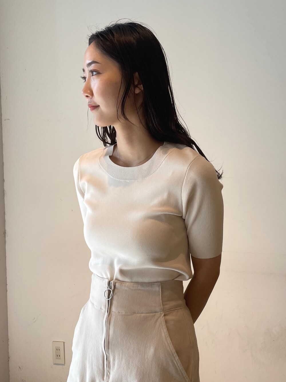 その他のサンダル、ホワイト系のニット/セーター、ベージュ系のテーラードジャケットを着用したレディースの冬コーディネートの9枚目の写真