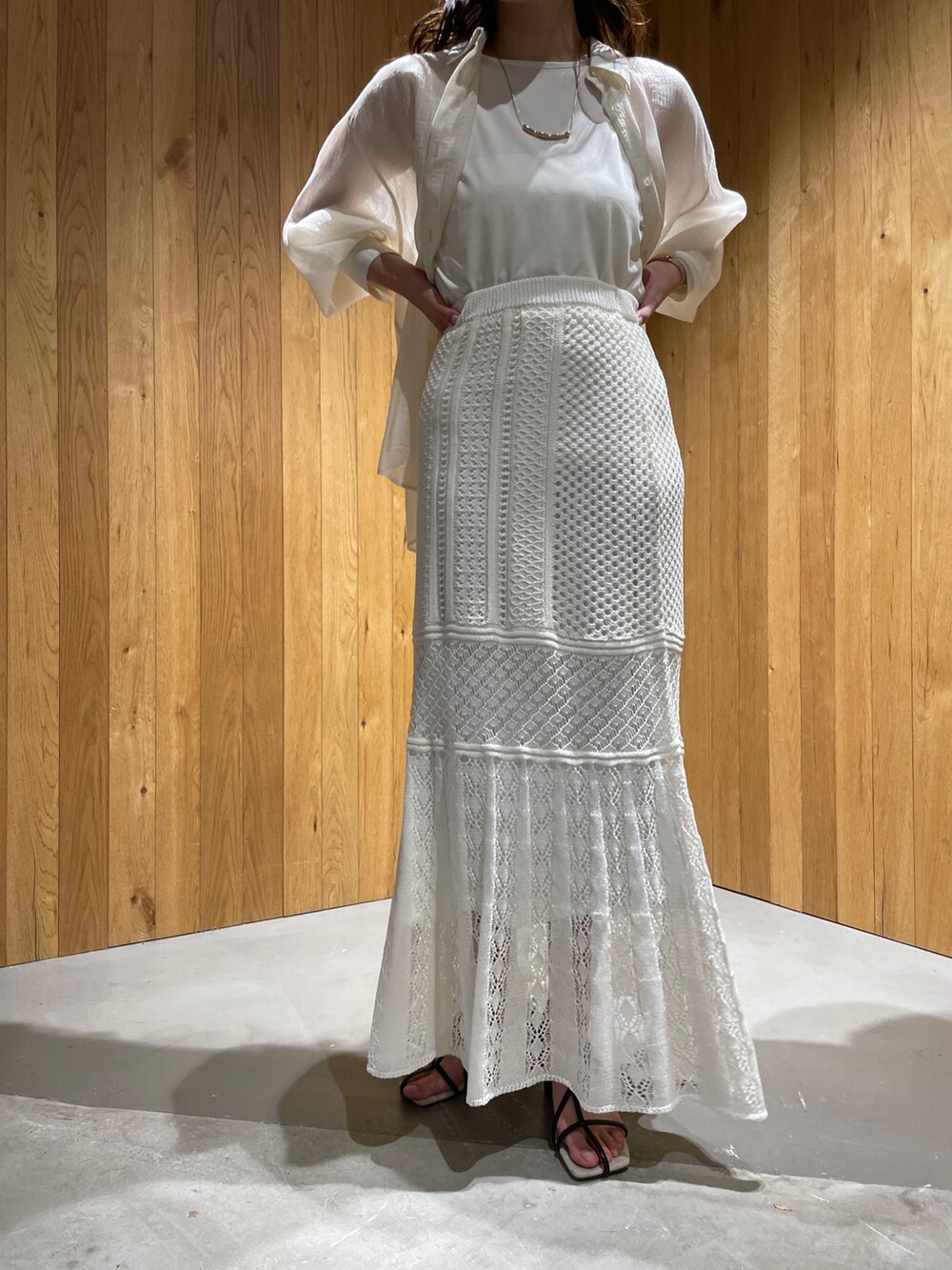 ホワイト系のTシャツ/カットソー、ホワイト系のシャツ/ブラウス、ブラック系のサンダルを着用したレディースの春コーディネートの8枚目の写真