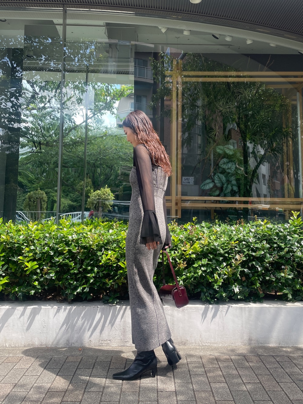 ブラック系のTシャツ/カットソー、その他のワンピース、ブラック系のブーツを着用したレディースの夏コーディネートの5枚目の写真