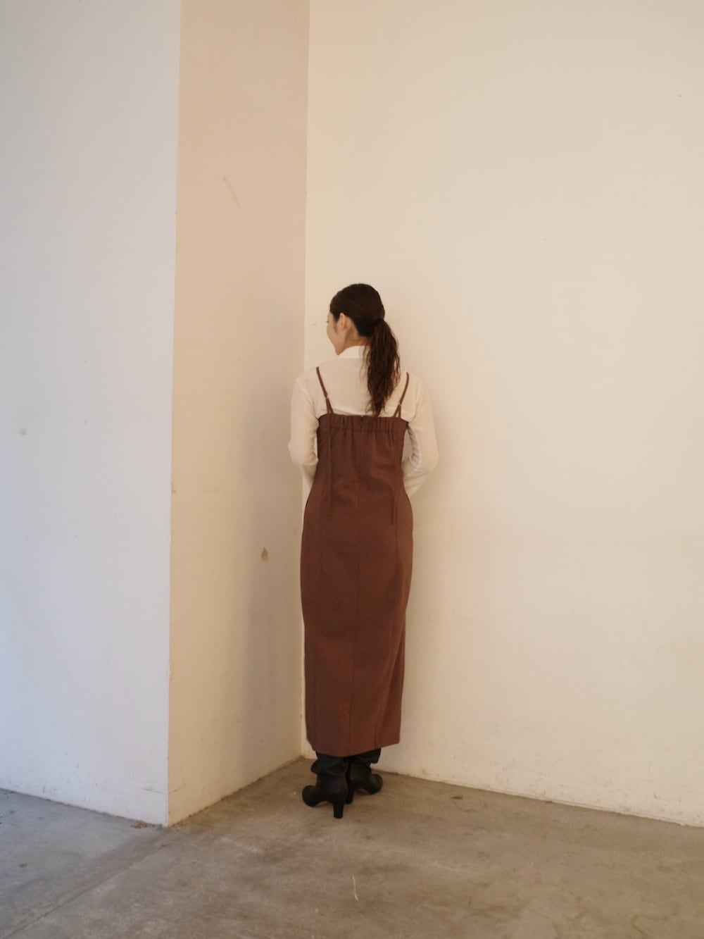 グレー系のステンカラーコート、ブラウン系のワンピースを着用したレディースの秋コーディネートの6枚目の写真