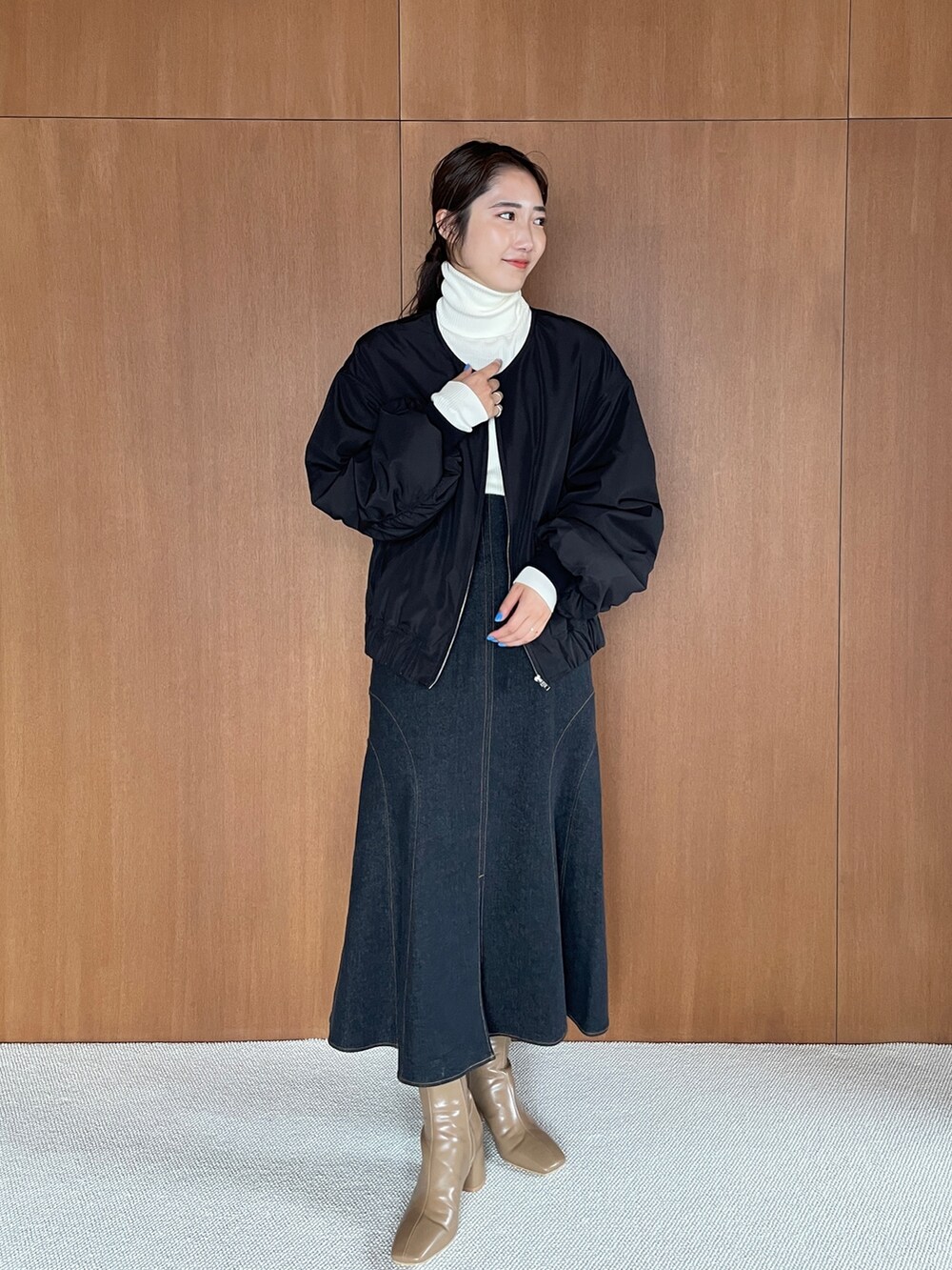 「LAGUNAMOONのミニマルカーブフォルムヒールショートブーツ（ブーツ、ベージュ系）」を使った、久保田さん（レディース・162cm）の夏コーディネートの2枚目の写真