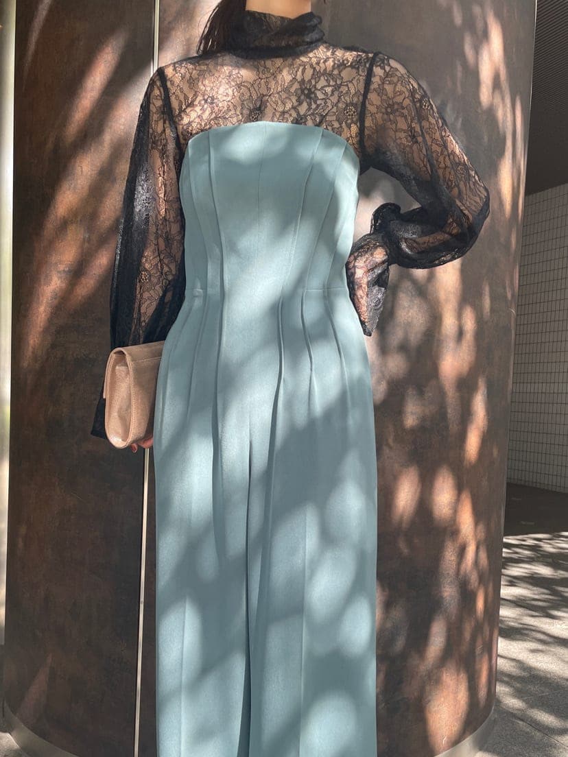 ゴールド系のクラッチバッグ、ゴールド系のパンプス、ブラック系のシャツ/ブラウスを着用したレディースの秋コーディネートの8枚目の写真