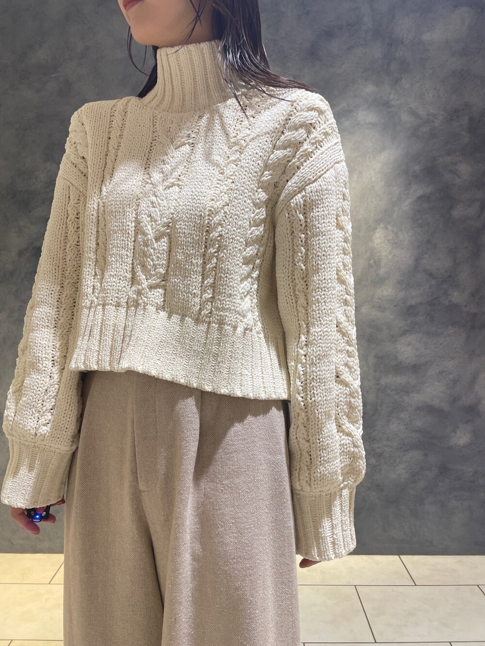 ホワイト系のニット/セーター、ベージュ系のその他パンツ、ホワイト系のブーツを着用したレディースの秋コーディネートの8枚目の写真