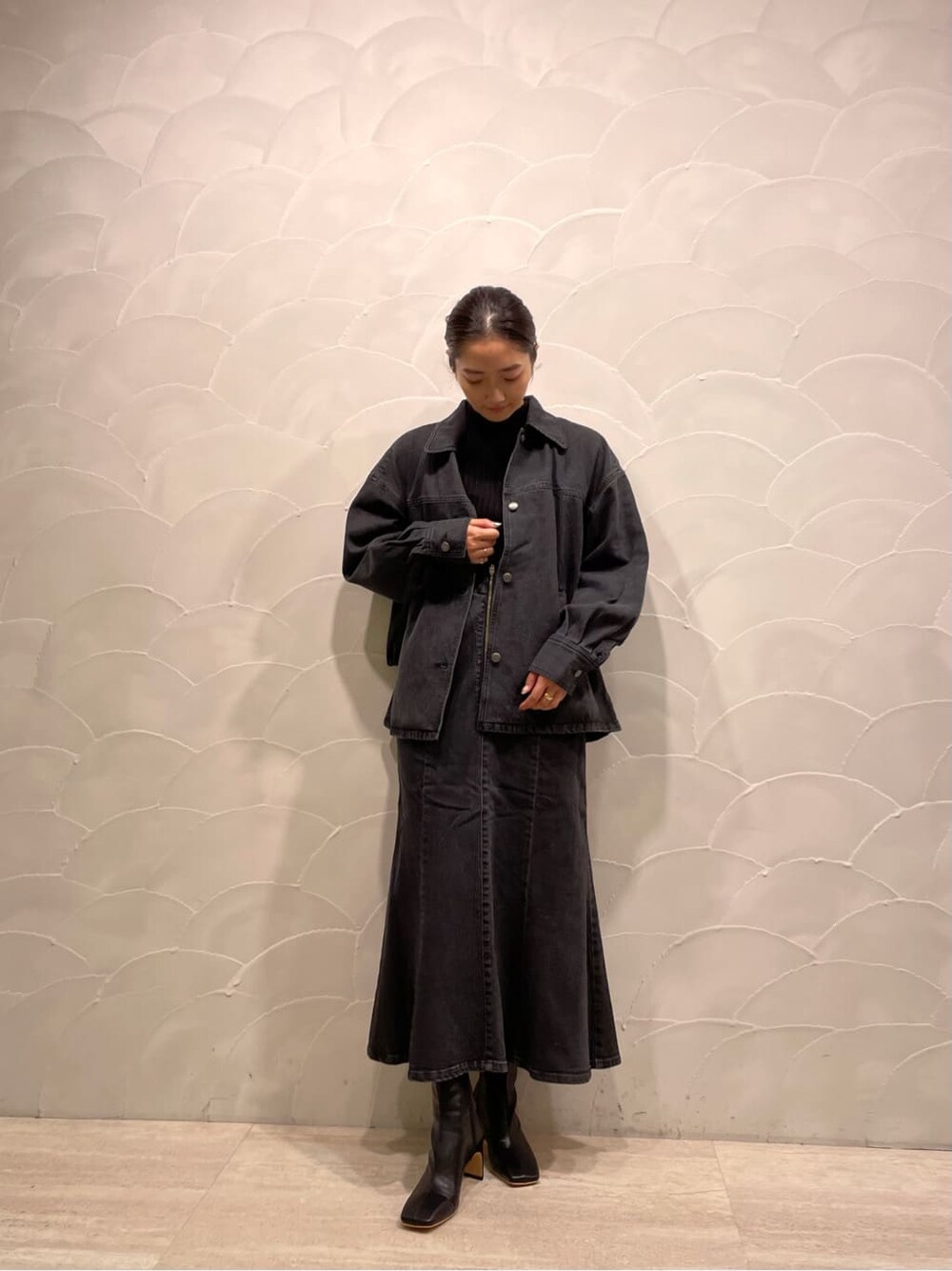 ブラック系のデニムジャケット、ブラック系のスカート、ブラック系のその他シューズを着用したレディースの夏コーディネートの7枚目の写真