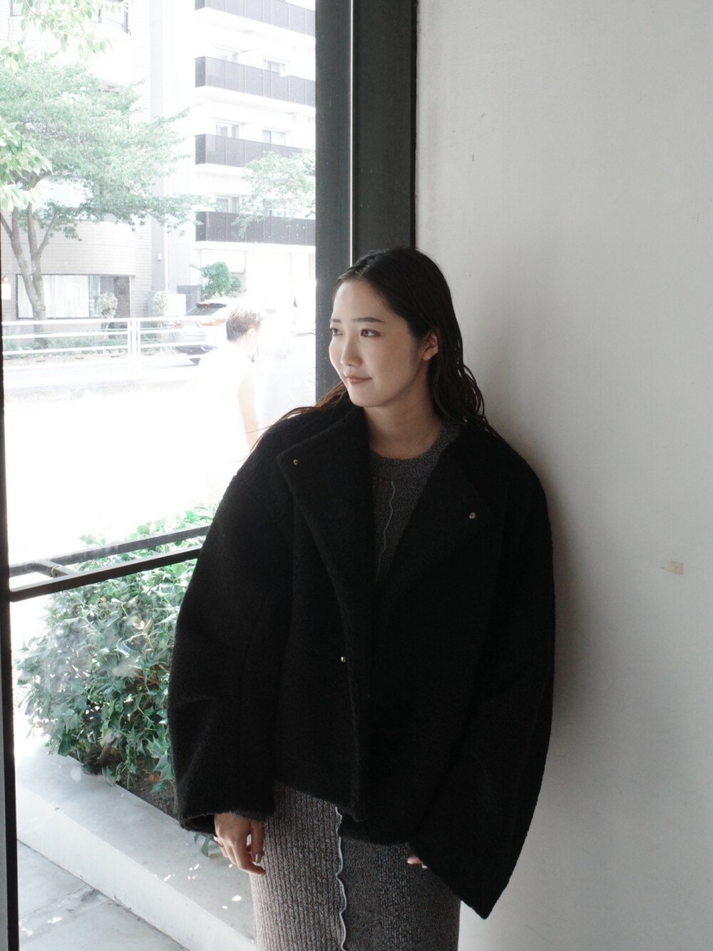 ブラック系のブルゾン、ブラウン系のワンピースを着用したレディースの夏コーディネートの6枚目の写真