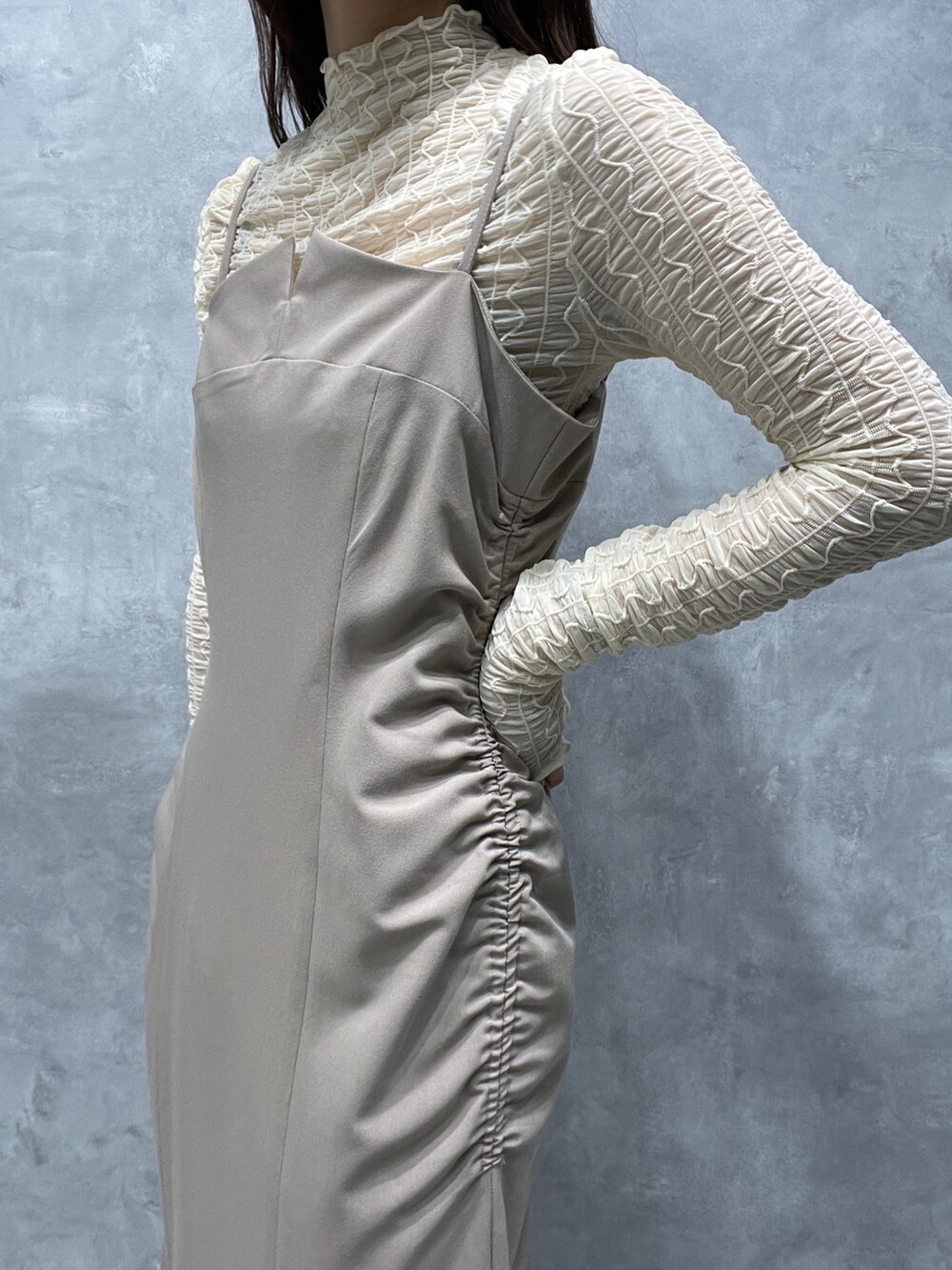 ベージュ系のサンダル、ホワイト系のTシャツ/カットソー、ベージュ系のワンピースを着用したレディースの春コーディネートの6枚目の写真