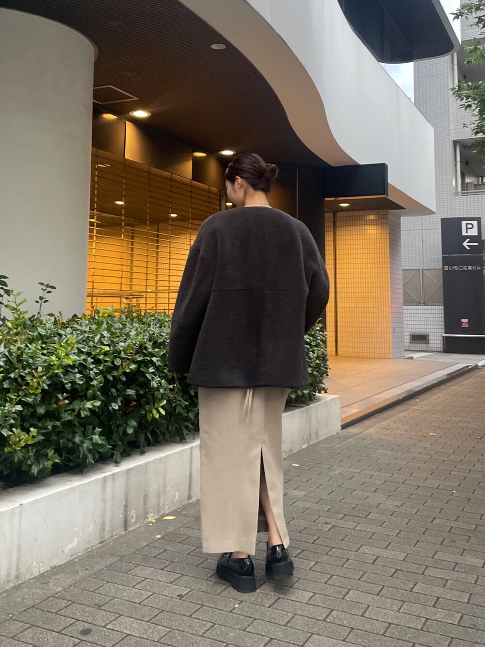 ベージュ系のワンピース、ブラック系のローファー、グレー系のブルゾンを着用したレディースの夏コーディネートの4枚目の写真