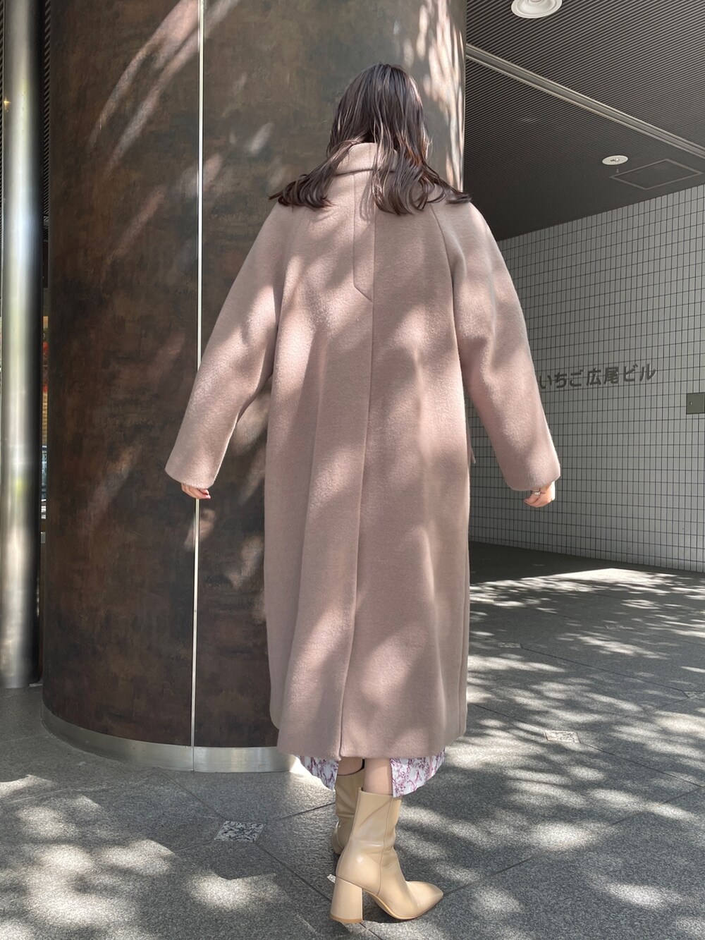 ホワイト系のニット/セーター、ベージュ系のブーツ、ピンク系のスカートを着用したレディースの秋コーディネートの4枚目の写真