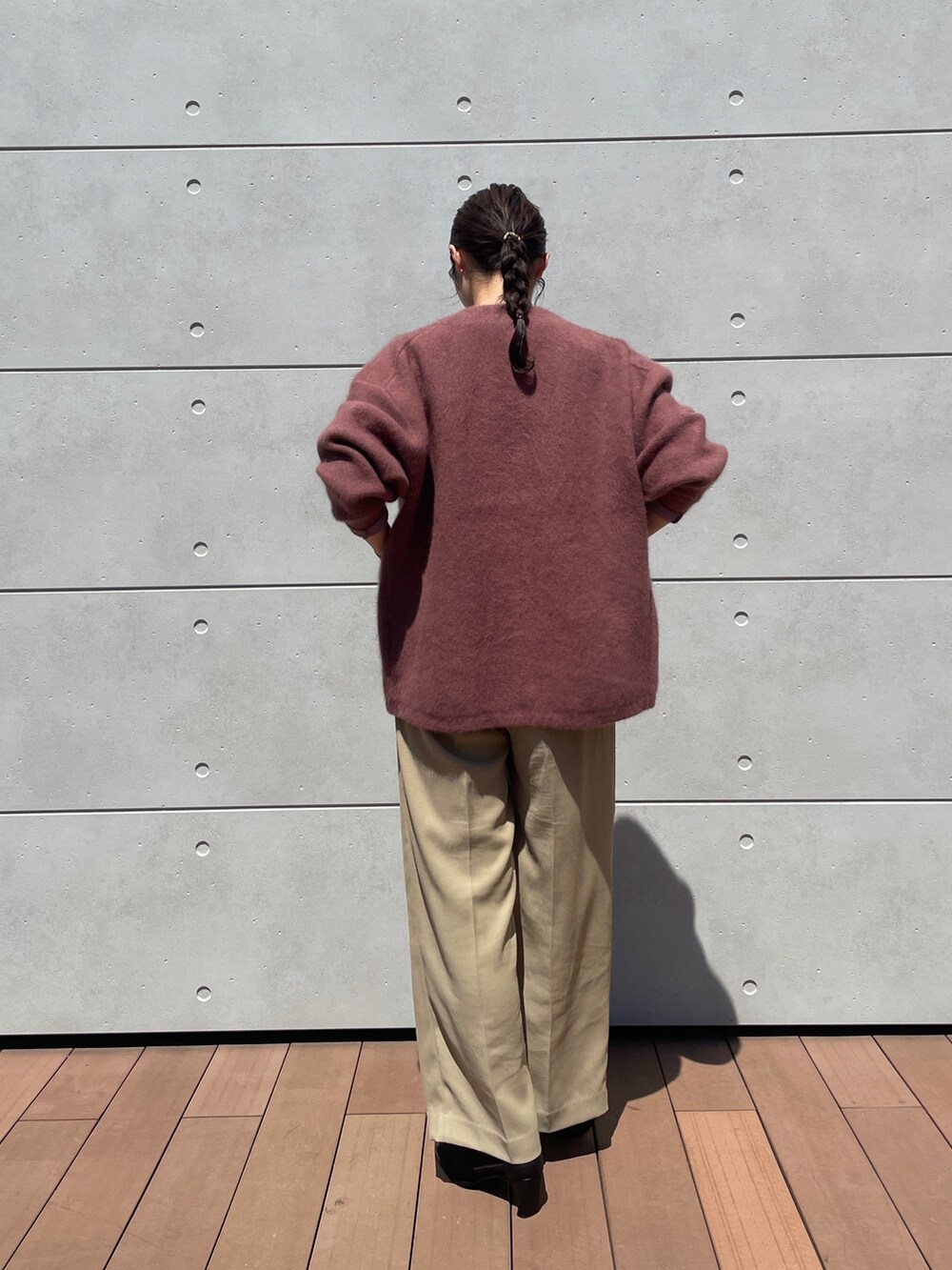 ホワイト系のニット/セーター、ピンク系のカーディガン/ボレロ、ブラック系のパンプスを着用したレディースの秋コーディネートの4枚目の写真