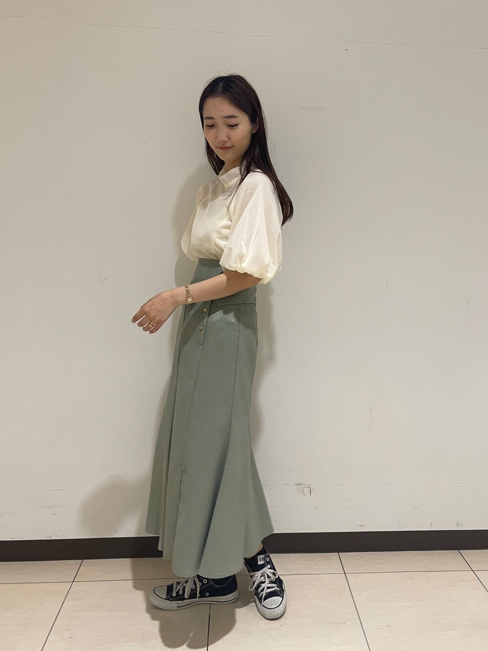 グリーン系のスカート、ホワイト系のシャツ/ブラウスを着用したレディースの春コーディネートの6枚目の写真