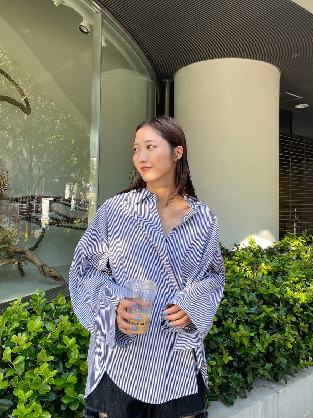 ブラック系のデニムパンツ、ベージュ系のサンダル、ブラック系のシャツ/ブラウスを着用したレディースの夏コーディネートの7枚目の写真