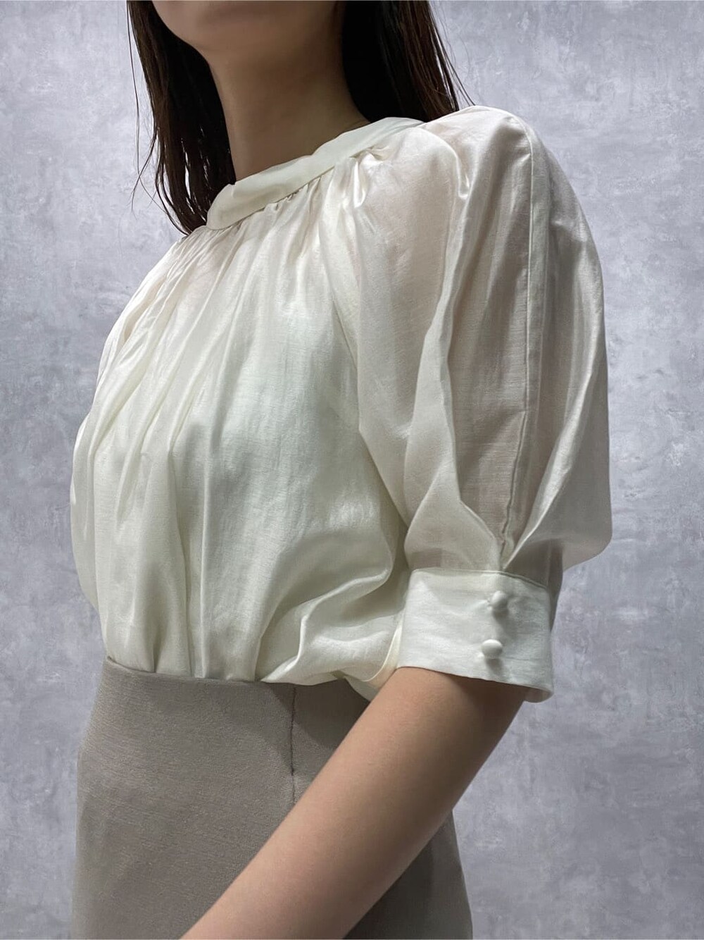 ホワイト系のサンダル、ベージュ系のスカート、ホワイト系のシャツ/ブラウスを着用したレディースの夏コーディネートの6枚目の写真