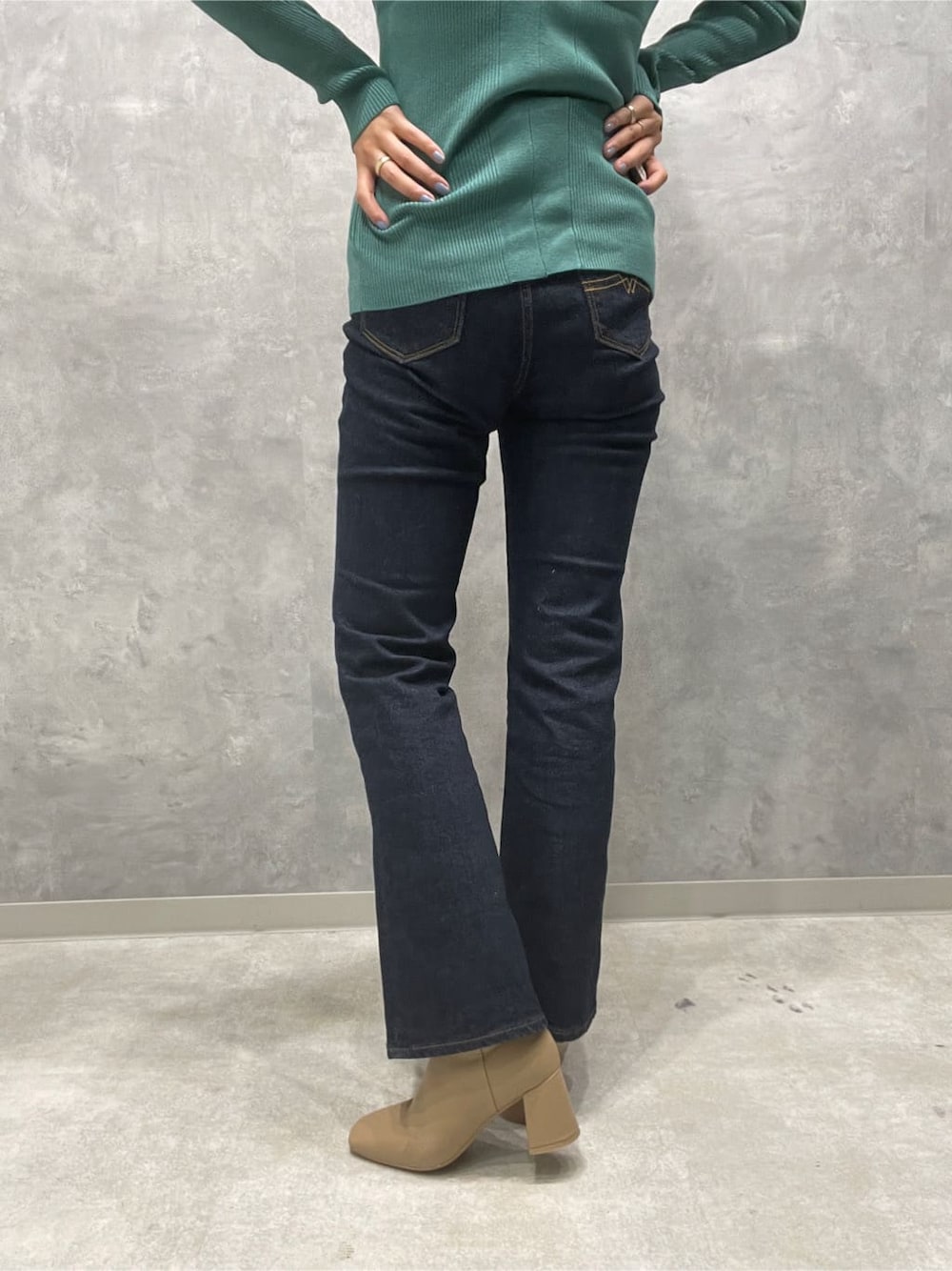 ベージュ系のブーツ、ブルー系のデニムパンツ、グリーン系のニット/セーターを着用したレディースの夏コーディネートの10枚目の写真