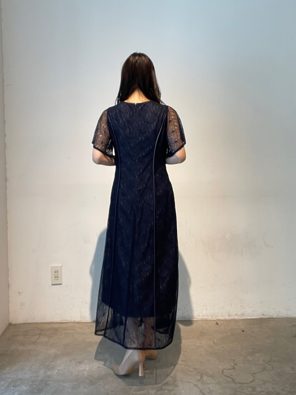「LAGUNAMOONのLADYヴィンテージサテンラインパンプス（パンプス、ゴールド系）」を使った、久保田さん（レディース・162cm）の夏コーディネートの6枚目の写真