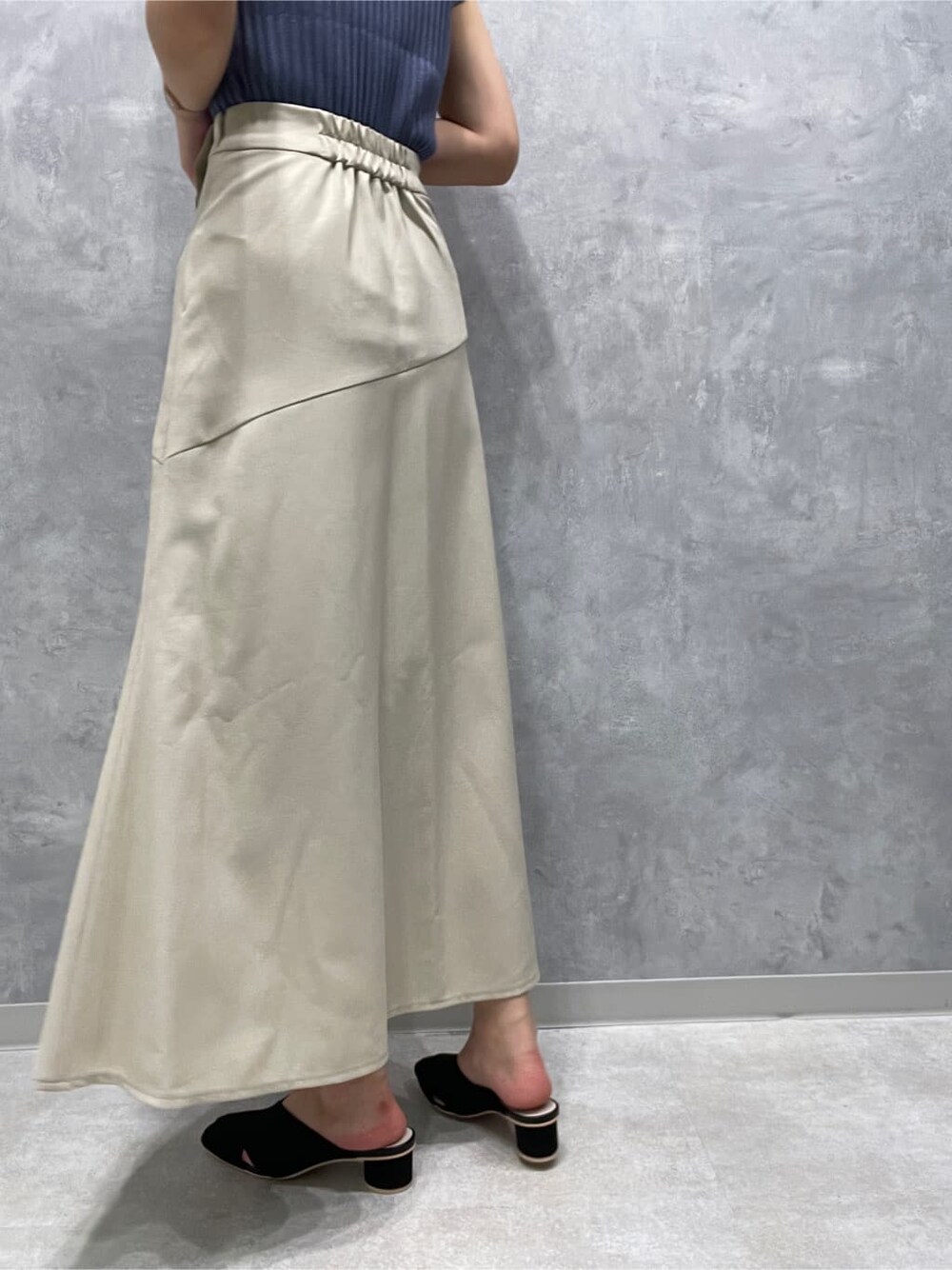 ブラック系のサンダル、ホワイト系のスカート、ブルー系のニット/セーターを着用したレディースの夏コーディネートの8枚目の写真