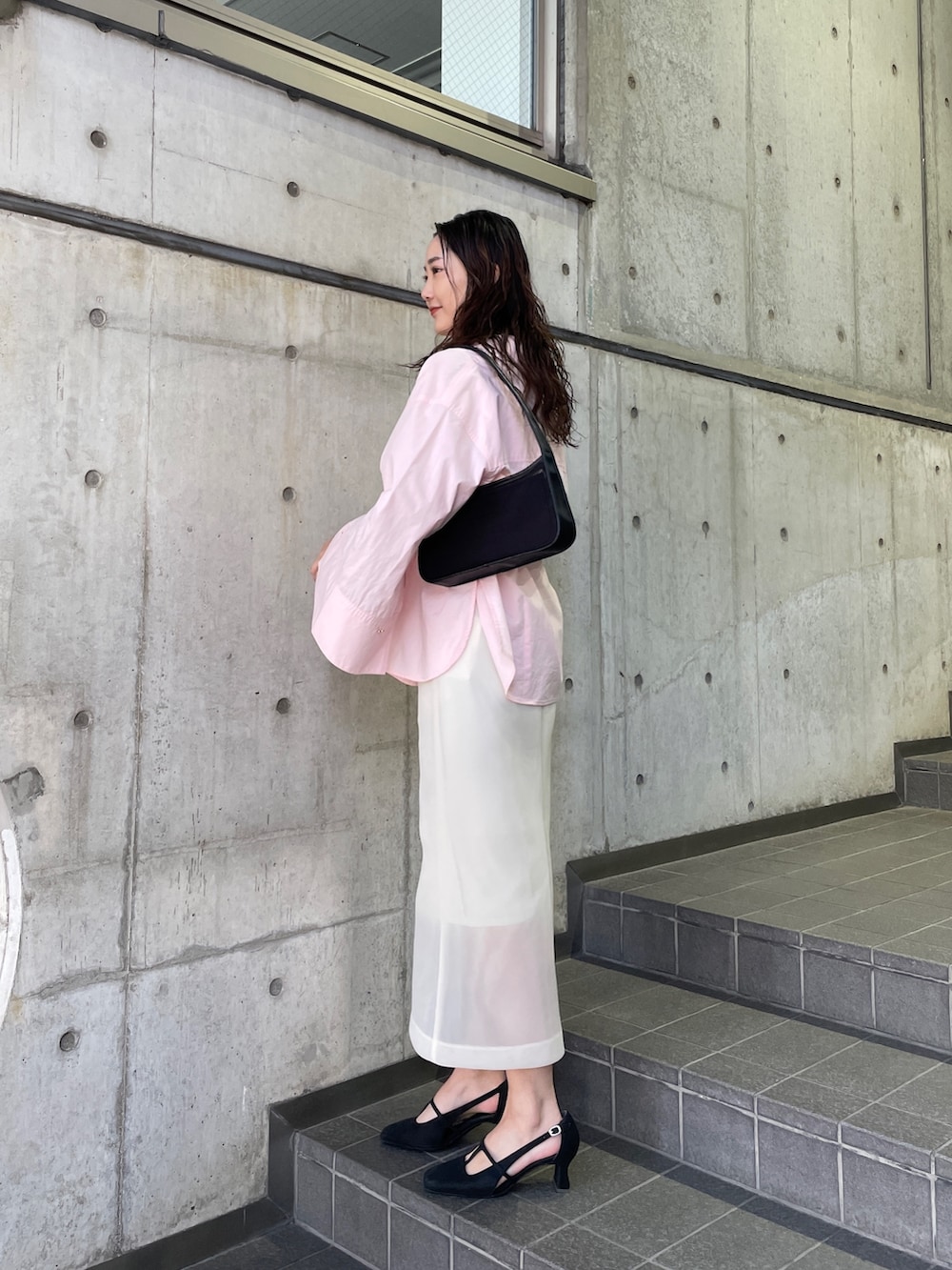 ピンク系のシャツ/ブラウス、ブラック系のパンプス、ホワイト系のスカートを着用したレディースの冬コーディネートの7枚目の写真