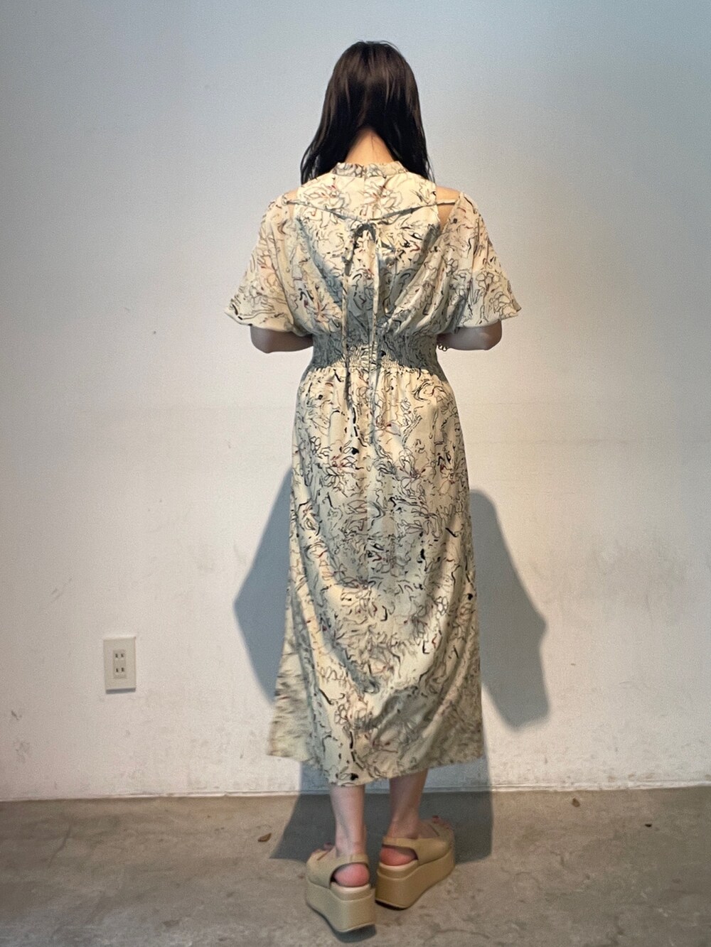 ベージュ系のワンピース、ベージュ系のサンダルを着用したレディースの夏コーディネートの5枚目の写真