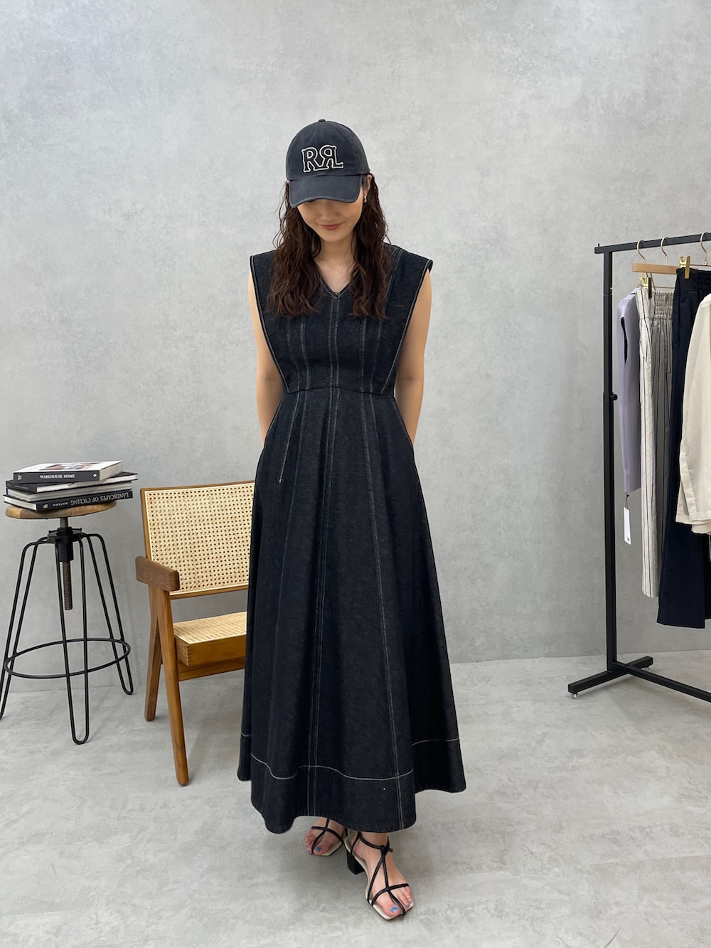 ブラック系のサンダル、ブラック系のワンピースを着用したレディースの春コーディネートの5枚目の写真