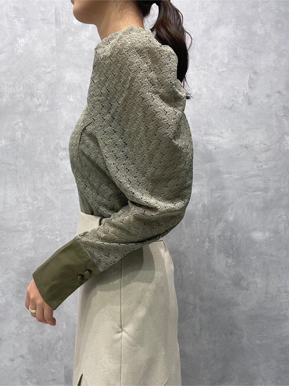 ベージュ系のシャツ/ブラウス、ホワイト系のスカート、ホワイト系のパンプスを着用したレディースの夏コーディネートの7枚目の写真