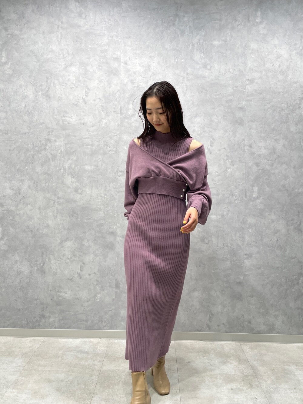 ブラウン系のその他アウター、ベージュ系のブーツ、パープル系のワンピースを着用したレディースの冬コーディネートの4枚目の写真