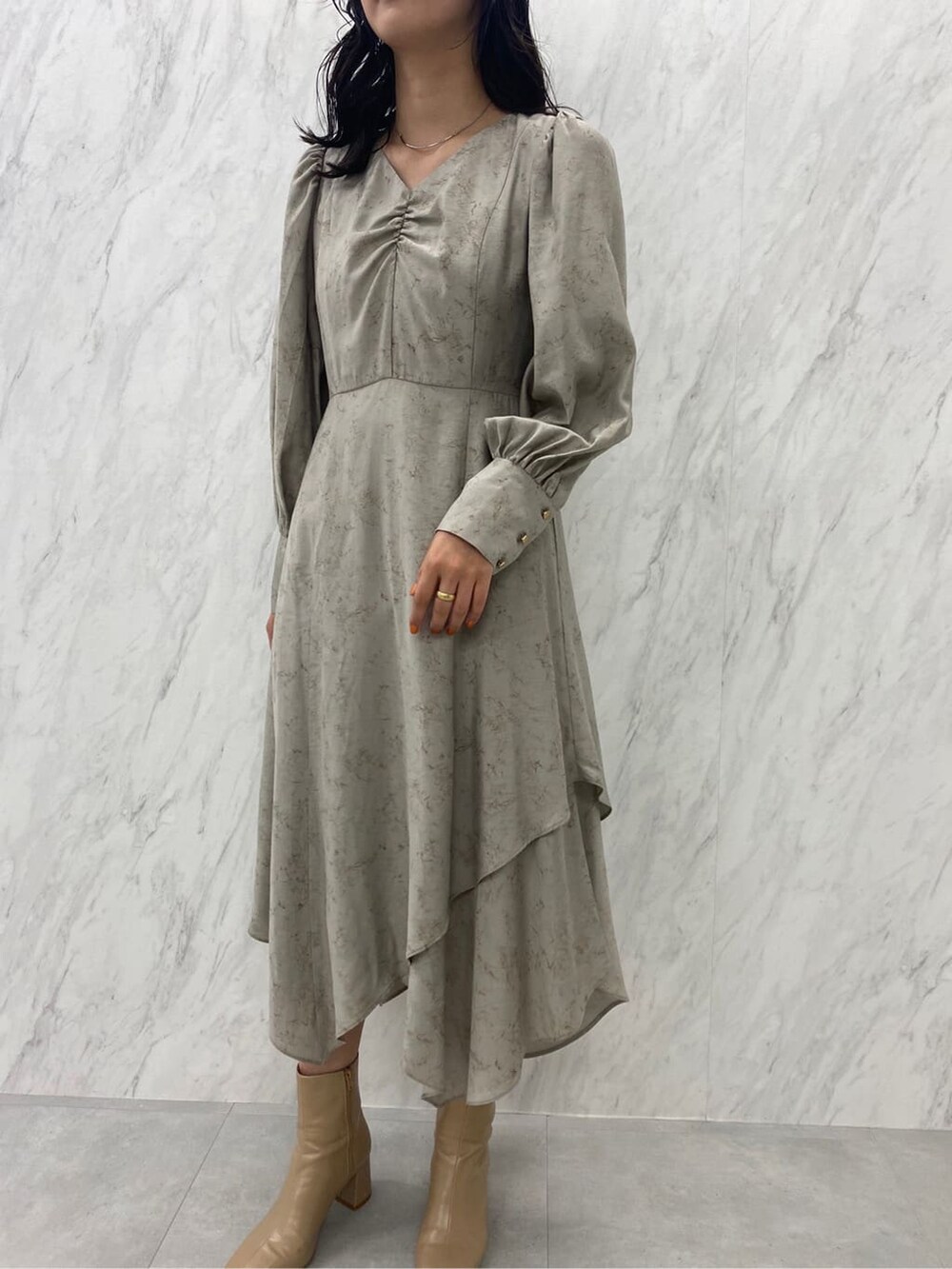 ベージュ系のブーツ、グレー系のワンピースを着用したレディースの夏コーディネートの5枚目の写真