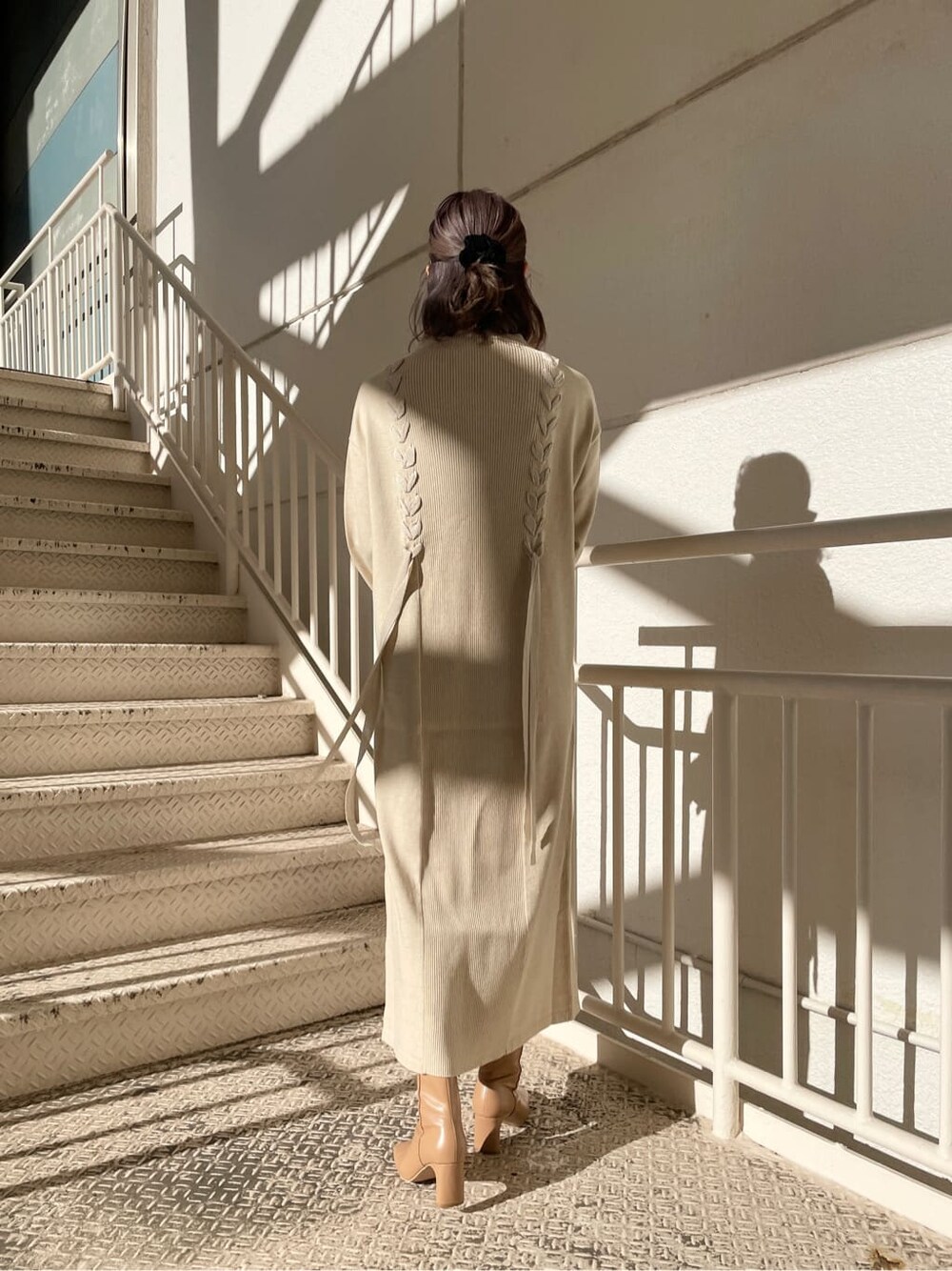 ベージュ系のその他シューズ、ホワイト系のワンピースを着用したレディースの冬コーディネートの3枚目の写真