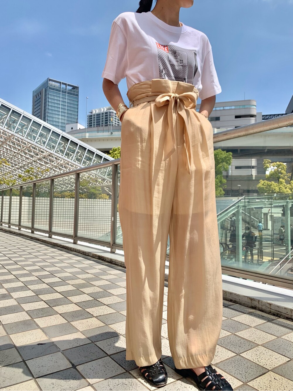 ベージュ系のその他パンツ、ホワイト系のTシャツ/カットソーを着用したレディースの春コーディネートの2枚目の写真