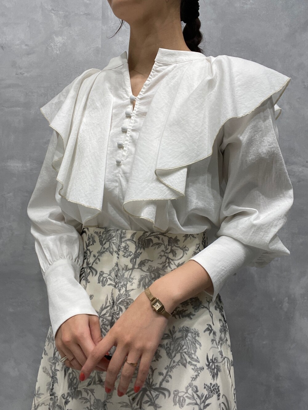 ホワイト系のカーディガン/ボレロ、ホワイト系のシャツ/ブラウス、ホワイト系のスカートを着用したレディースの冬コーディネートの9枚目の写真