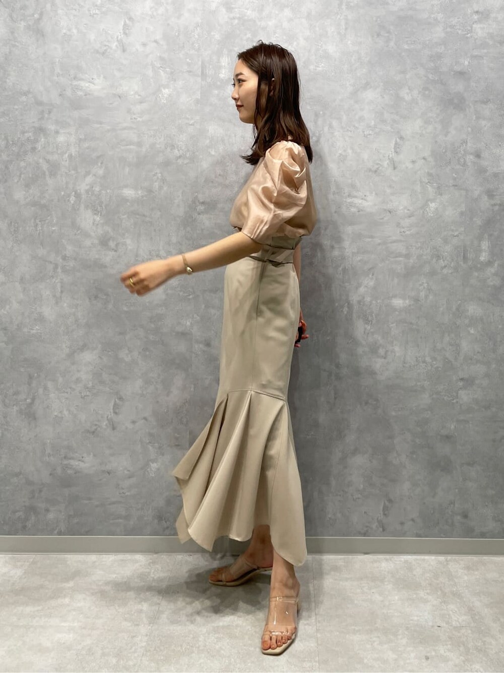 ベージュ系のシャツ/ブラウス、その他のサンダル、ベージュ系のスカートを着用したレディースの春コーディネートの4枚目の写真