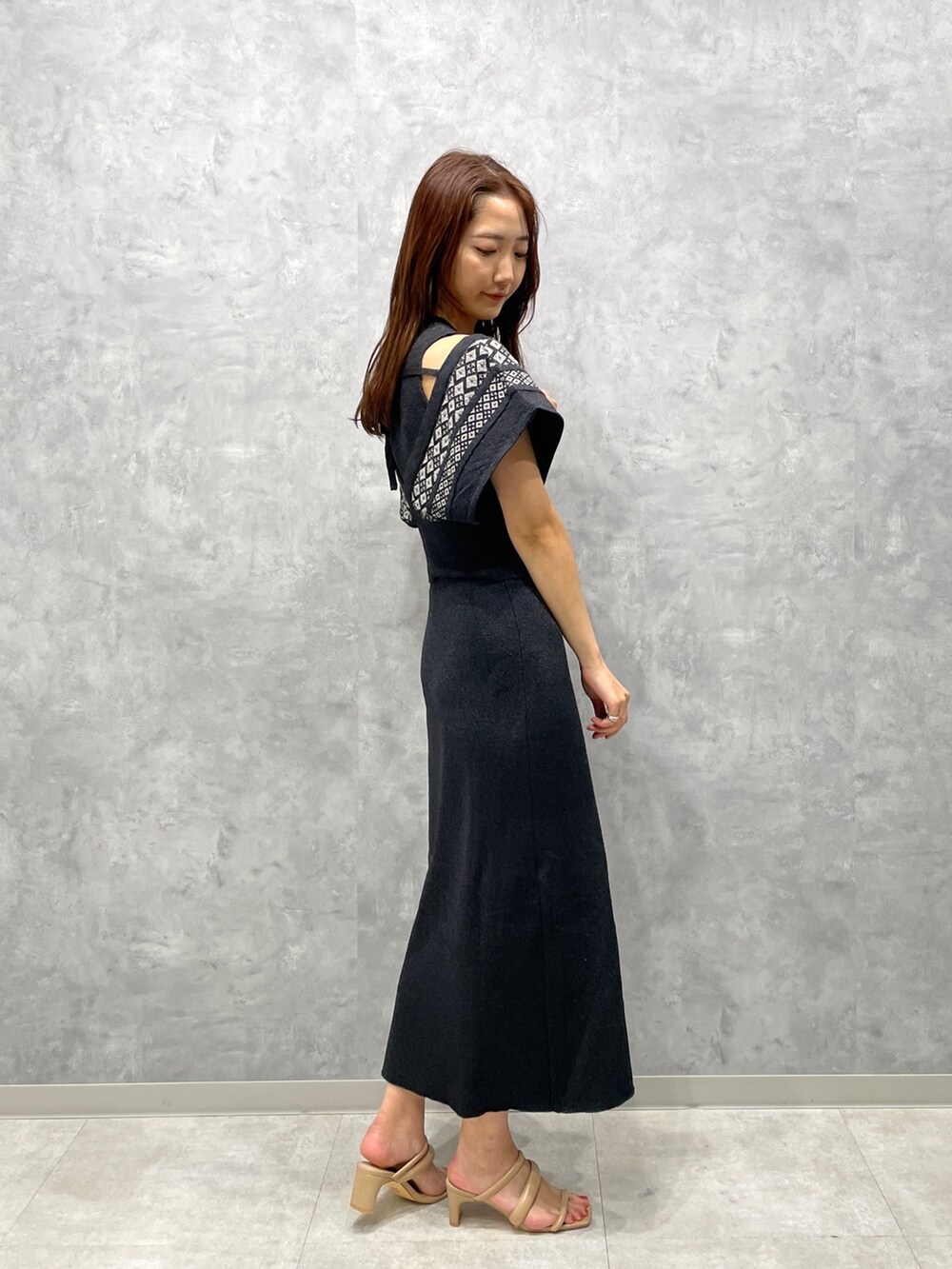 ベージュ系のサンダル、ブラック系のワンピースを着用したレディースの春コーディネートの4枚目の写真