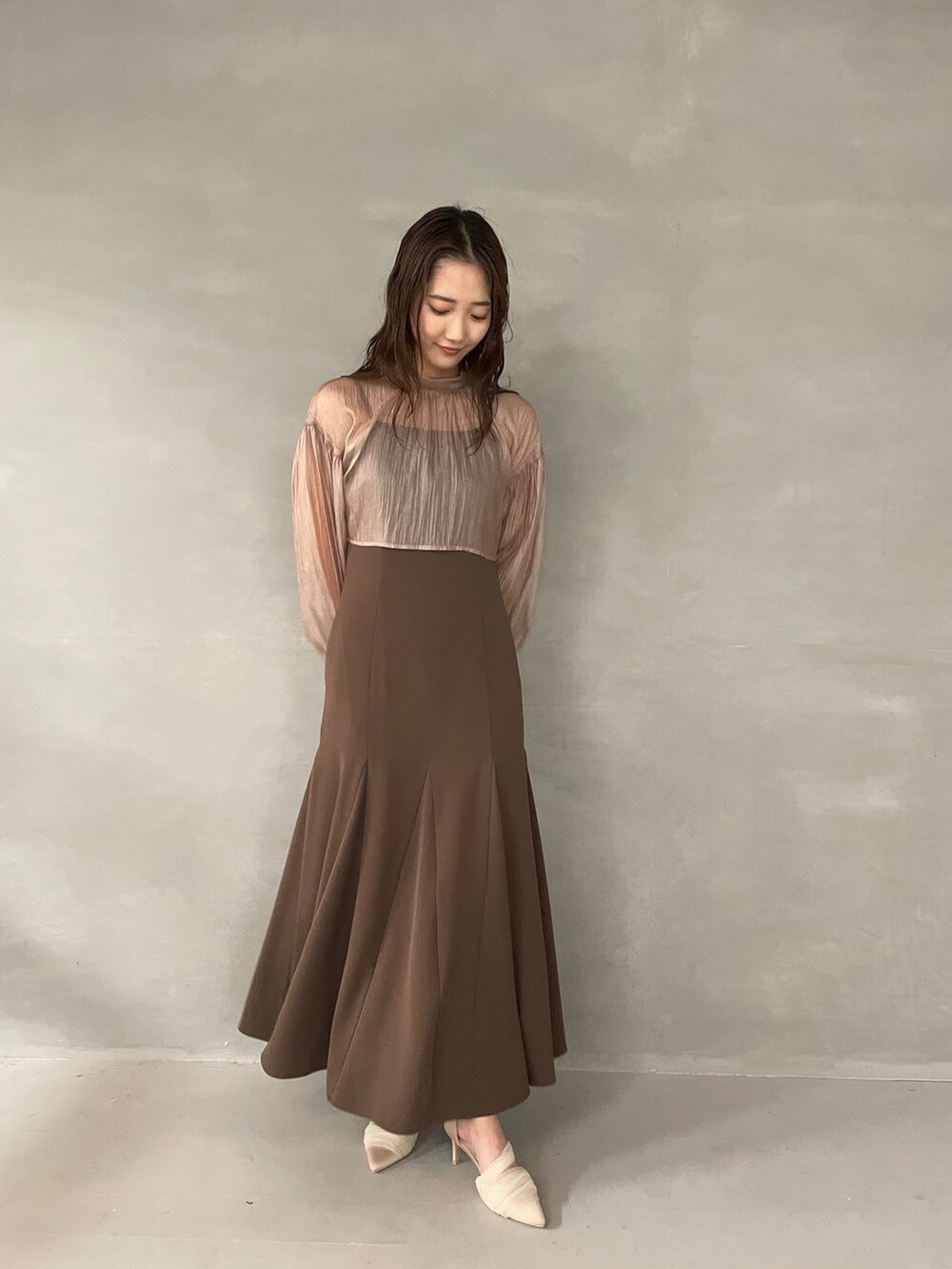 ベージュ系のパンプス、ブラウン系のドレスを着用したレディースの夏コーディネートの3枚目の写真