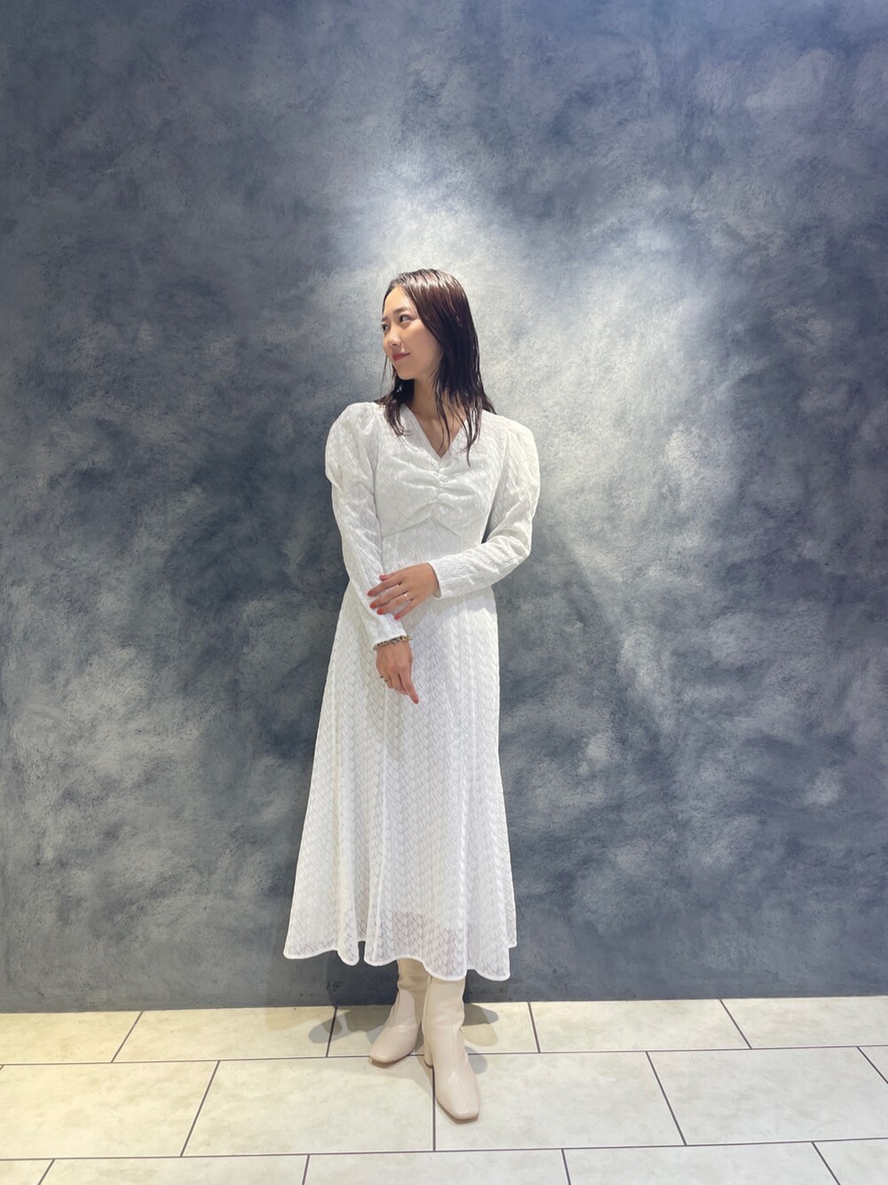 ホワイト系のワンピース、ホワイト系のブーツを着用したレディースの秋コーディネートの4枚目の写真