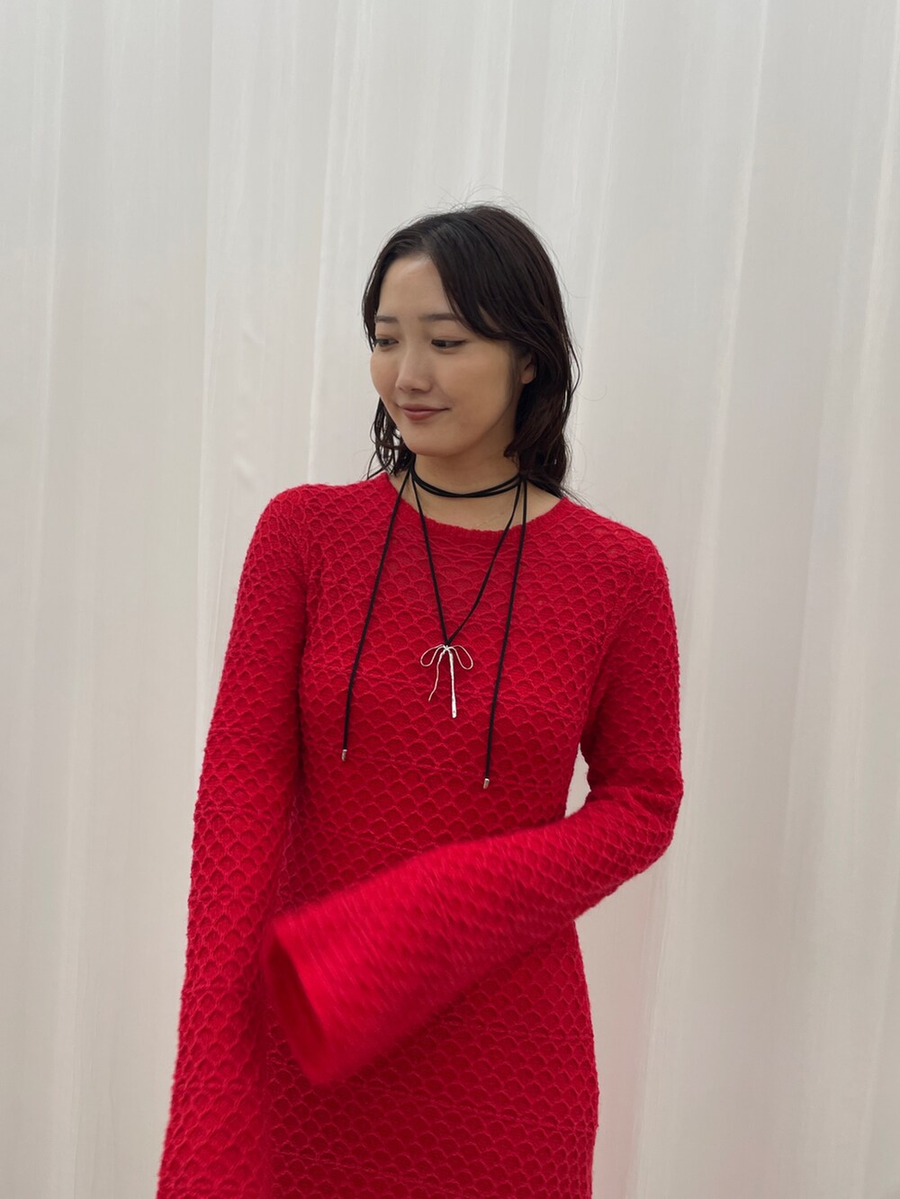 グレー系のブルゾン、レッド系のワンピース、ブラック系のローファーを着用したレディースの秋コーディネートの8枚目の写真