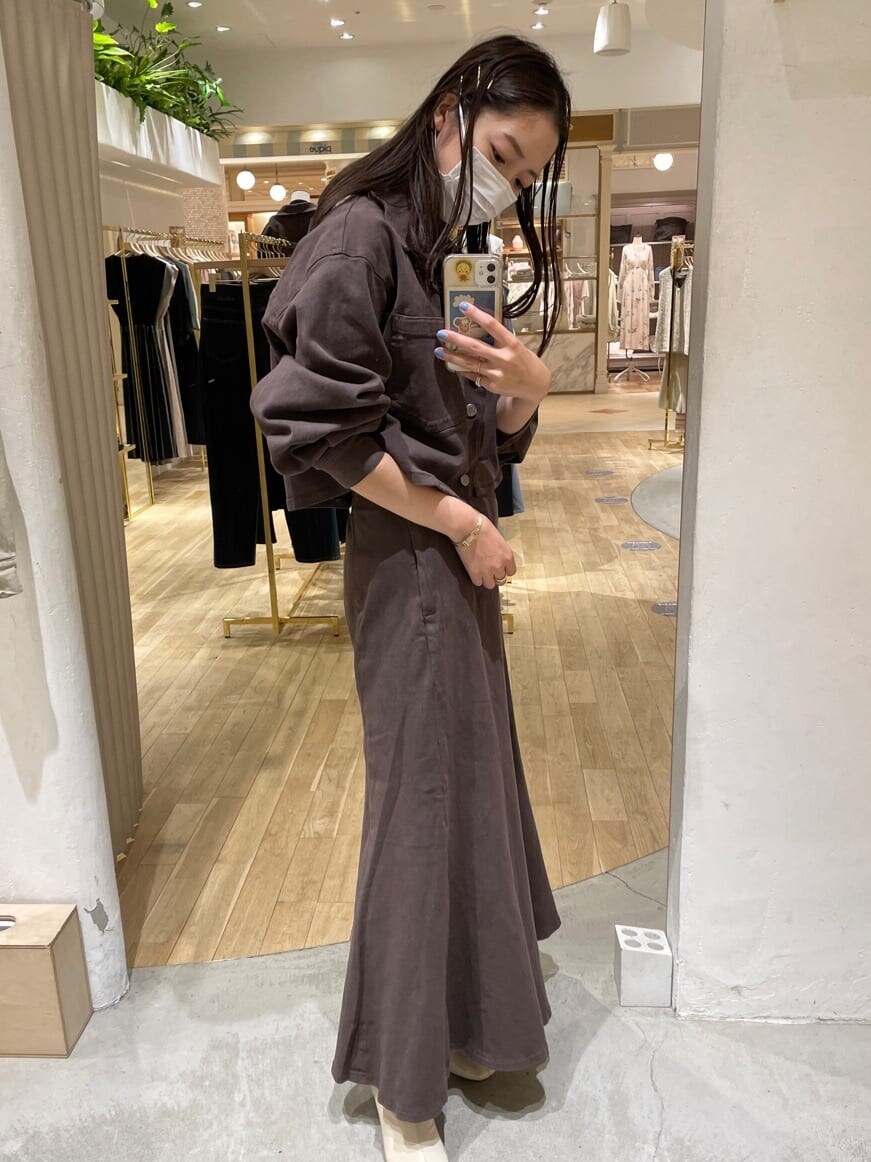 ブラウン系のデニムジャケット、ホワイト系のシャツ/ブラウス、ブラウン系のスカートを着用したレディースの夏コーディネートの5枚目の写真