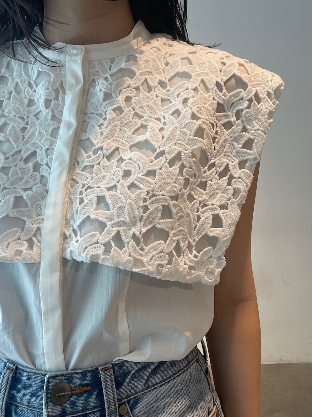 ホワイト系のシャツ/ブラウス、ブルー系のデニムパンツ、イエロー系のサンダルを着用したレディースの夏コーディネートの7枚目の写真