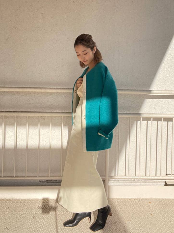 ブラック系のその他シューズ、ホワイト系のスカート、ホワイト系のニット/セーターを着用したレディースの冬コーディネートの5枚目の写真