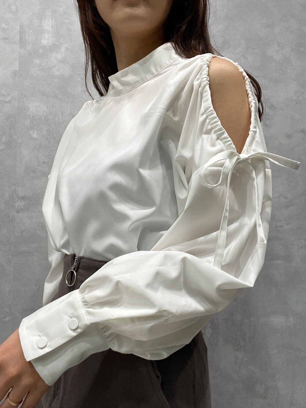 ベージュ系のサンダル、グレー系のスカート、グレー系のテーラードジャケットを着用したレディースの春コーディネートの7枚目の写真