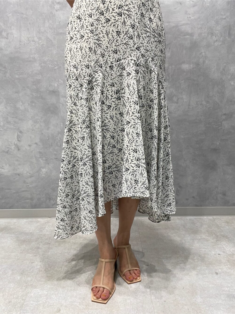 ベージュ系のサンダル、ホワイト系のワンピースを着用したレディースの夏コーディネートの7枚目の写真