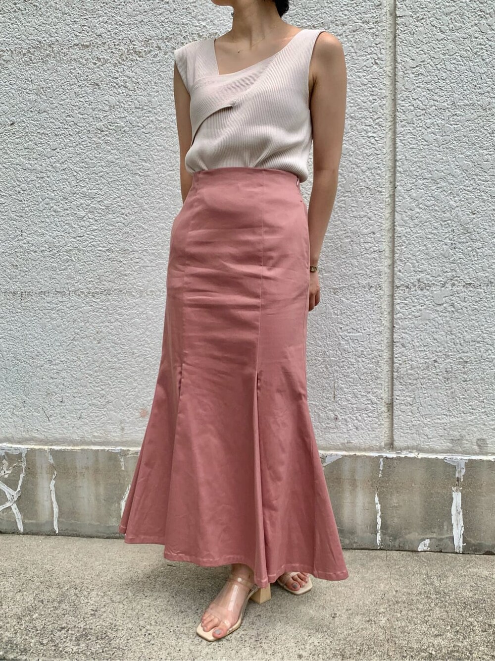 その他のその他シューズ、ホワイト系のニット/セーター、ピンク系のスカートを着用したレディースの夏コーディネートの2枚目の写真