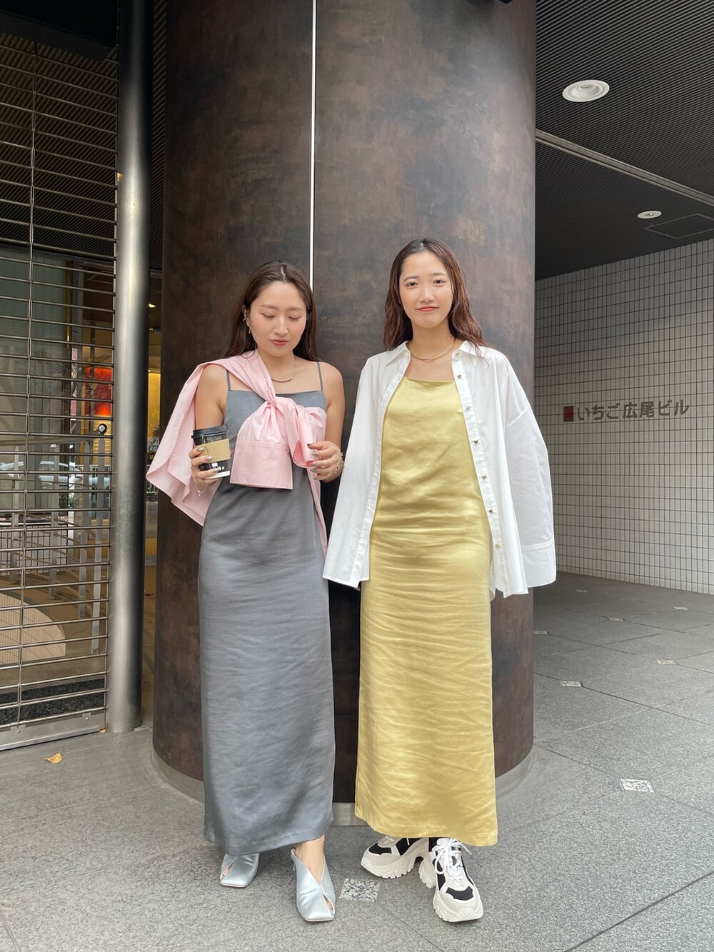 ブラック系のスニーカー、イエロー系のワンピース、ホワイト系のシャツ/ブラウスを着用したレディースの冬コーディネートの2枚目の写真