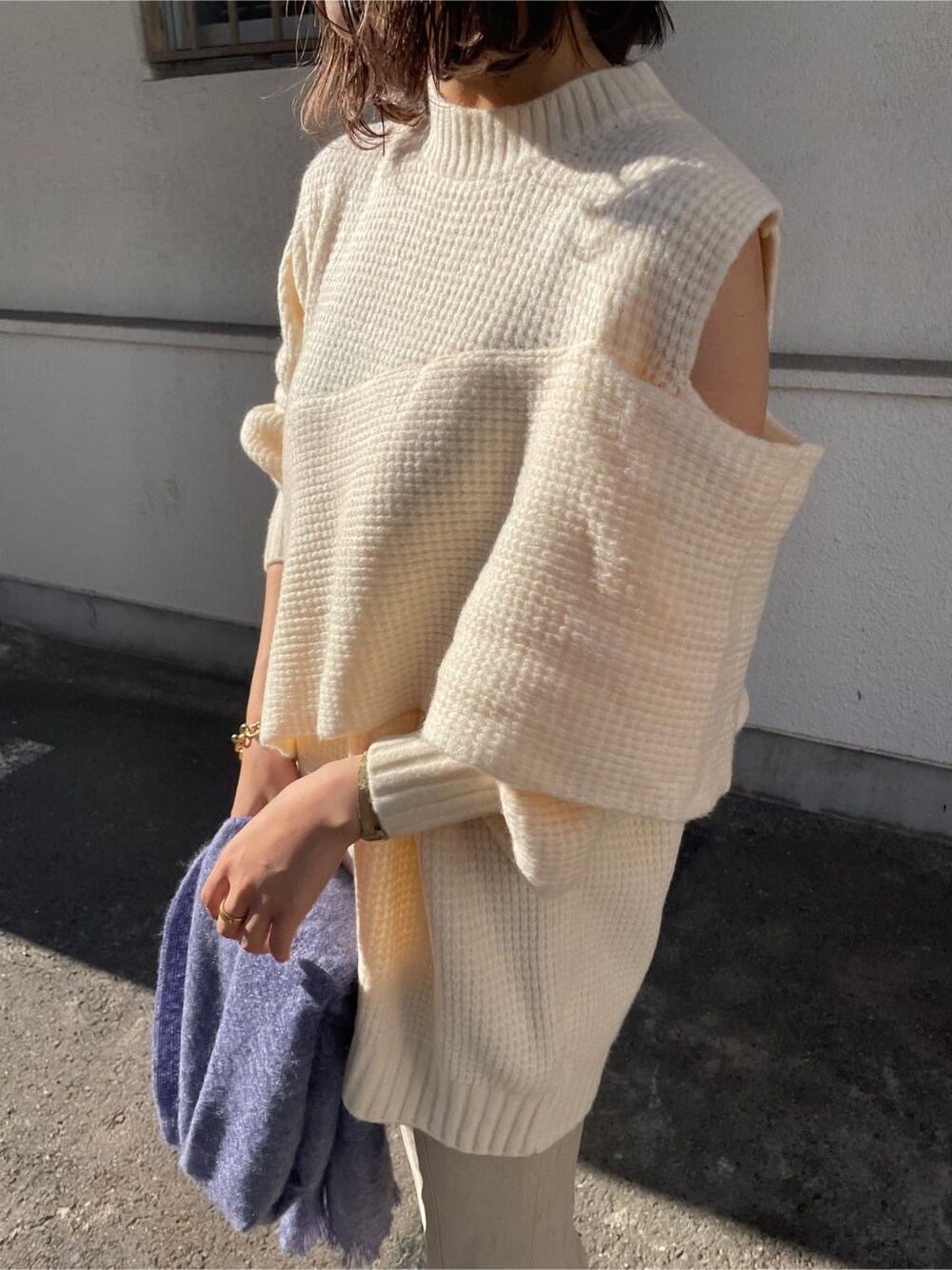 ベージュ系のその他シューズ、ベージュ系のその他パンツ、ホワイト系のニット/セーターを着用したレディースの秋コーディネートの7枚目の写真
