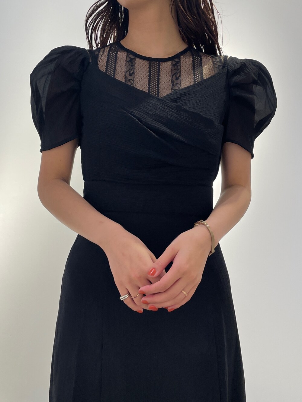 ブラック系のドレス、ブラック系のブーツを着用したレディースの冬コーディネートの5枚目の写真