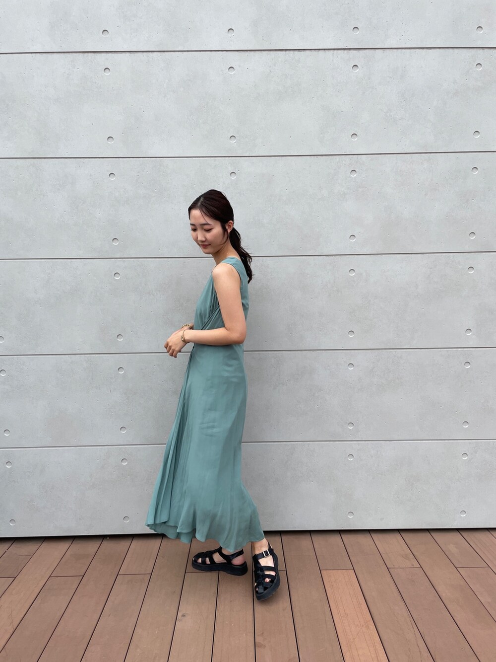 グリーン系のワンピースを着用したレディースの夏コーディネートの4枚目の写真