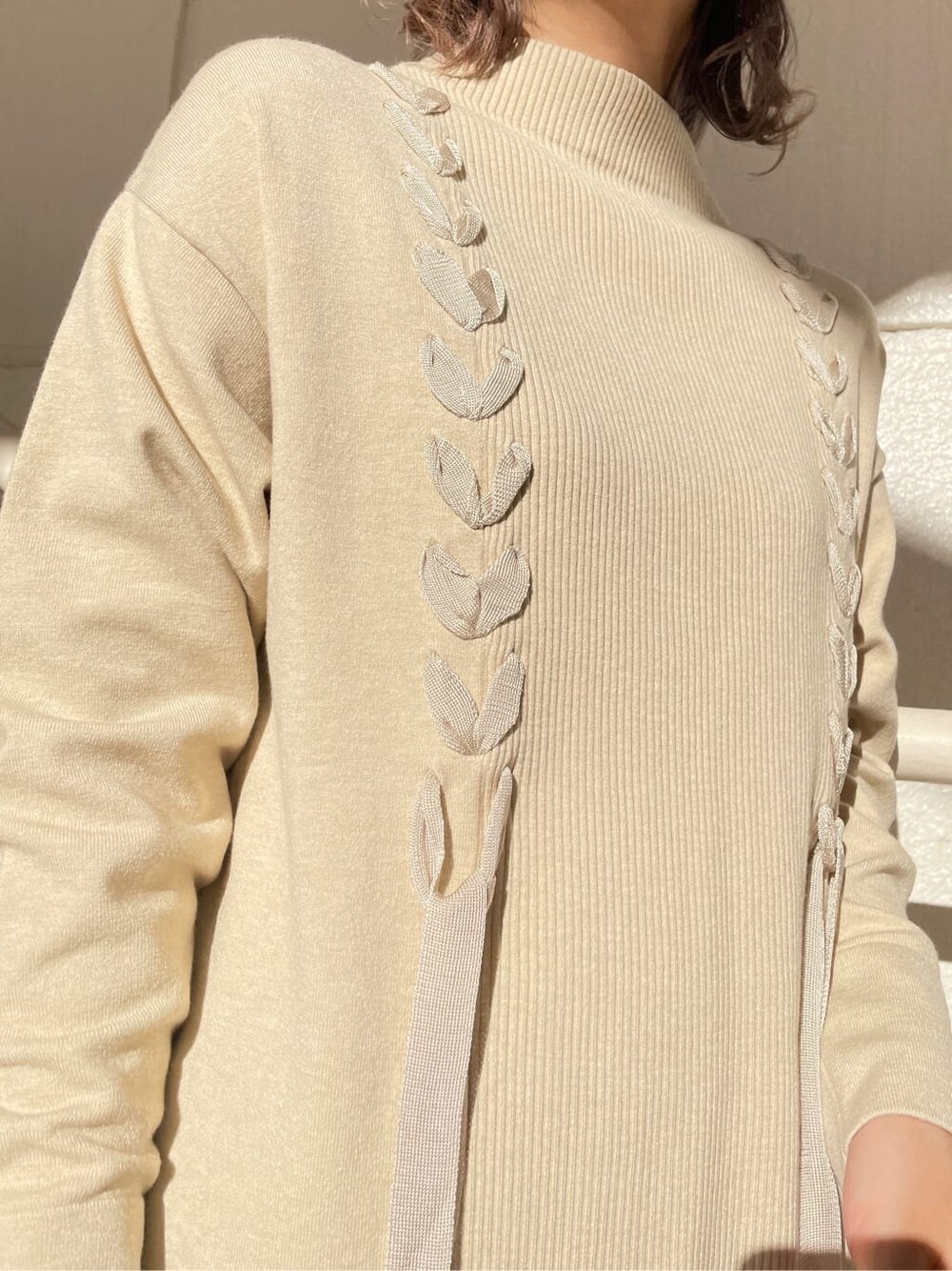 ベージュ系のその他シューズ、ホワイト系のワンピースを着用したレディースの冬コーディネートの6枚目の写真