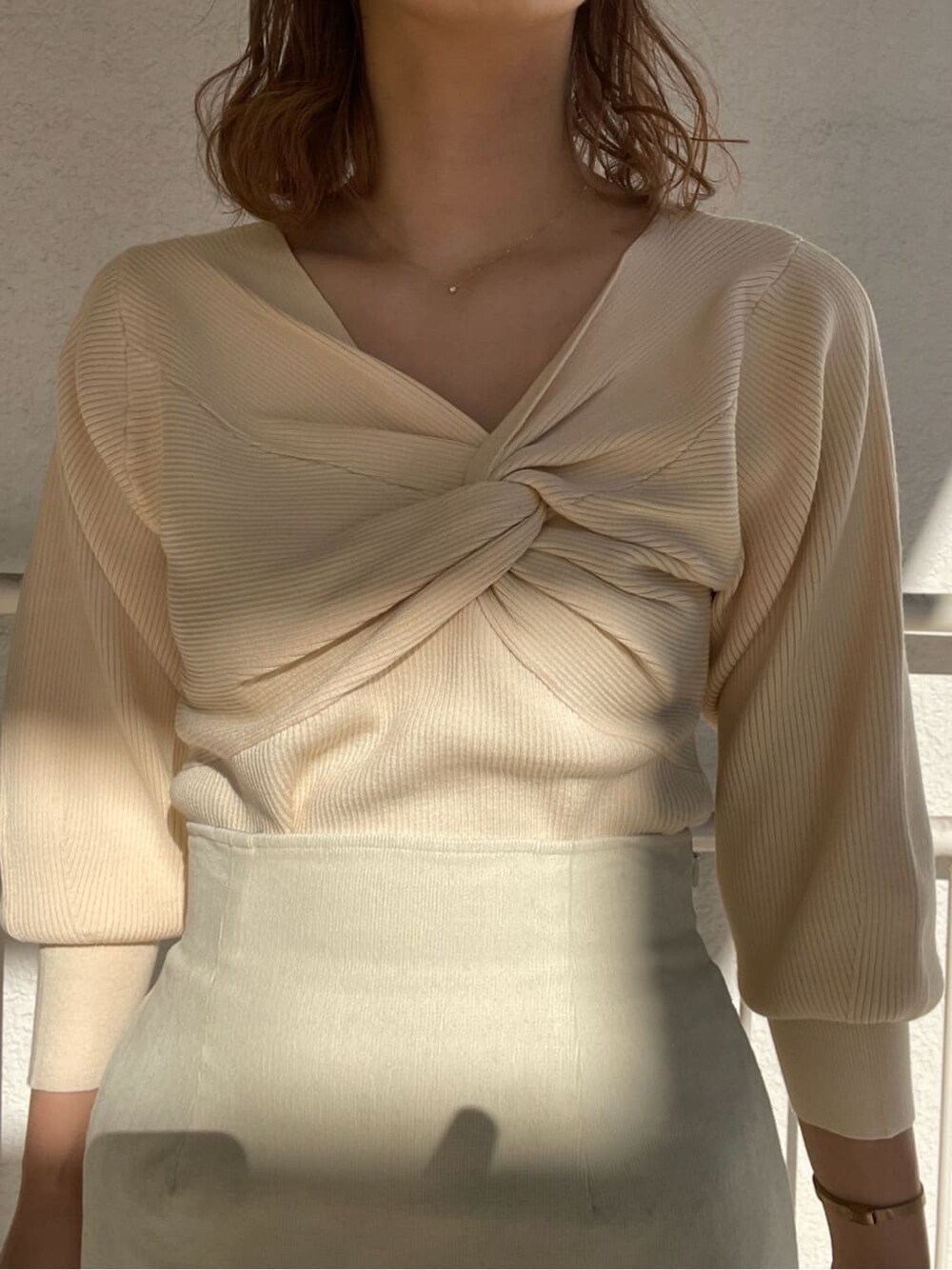 ブラック系のその他シューズ、ホワイト系のスカート、ホワイト系のニット/セーターを着用したレディースの冬コーディネートの8枚目の写真