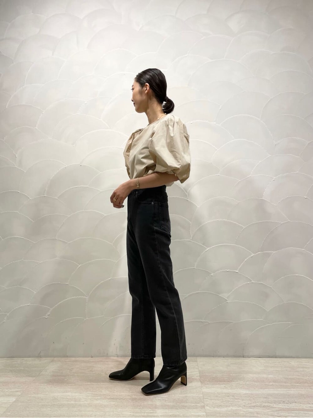 ベージュ系のシャツ/ブラウス、ブラック系のデニムジャケット、ブラック系のその他シューズを着用したレディースの夏コーディネートの10枚目の写真