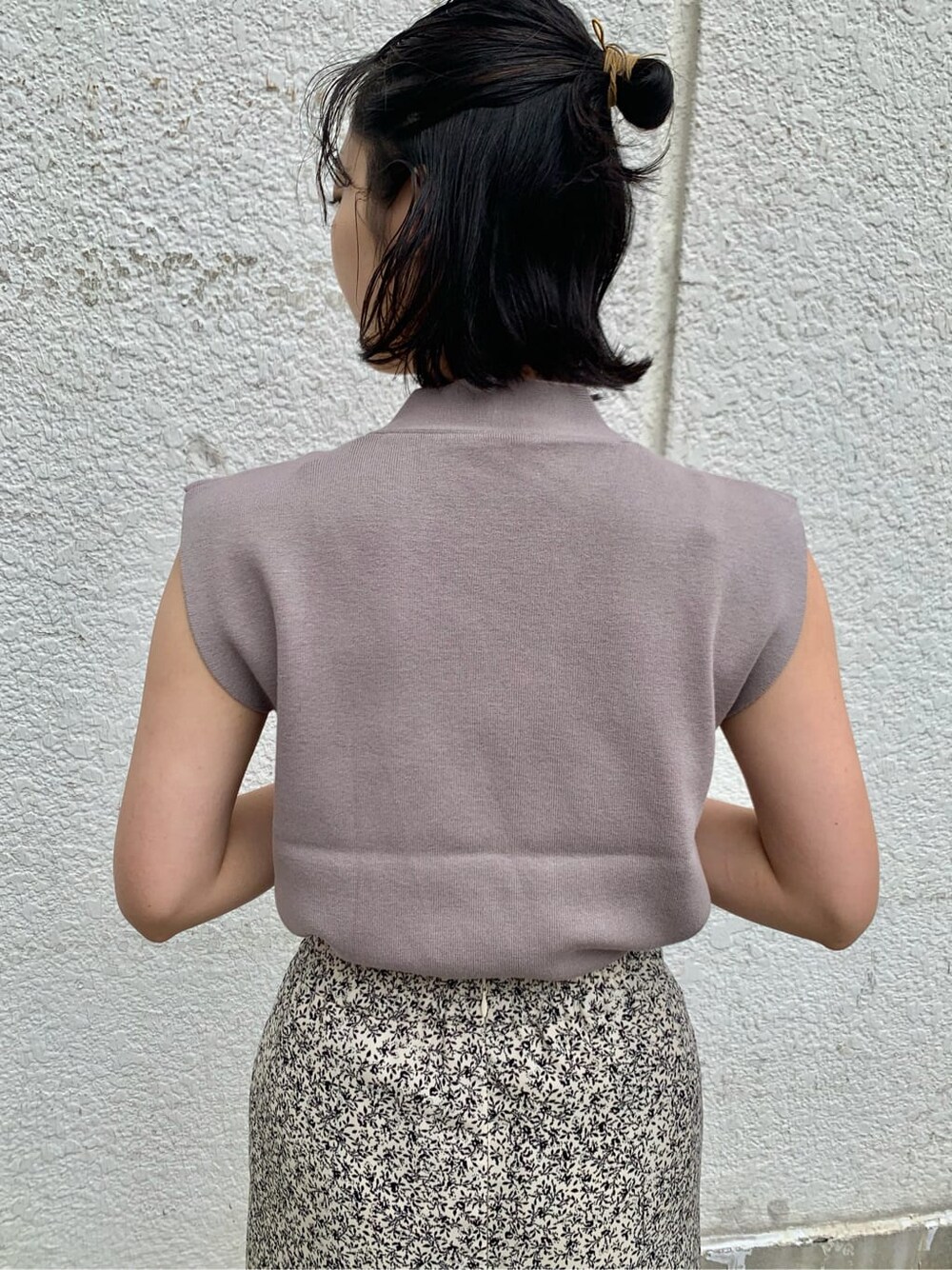 ブラウン系のサンダル、ホワイト系のスカート、ベージュ系のニット/セーターを着用したレディースの夏コーディネートの7枚目の写真