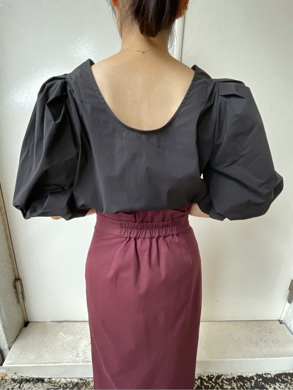 ブラック系のシャツ/ブラウス、レッド系のスカートを着用したレディースの夏コーディネートの6枚目の写真