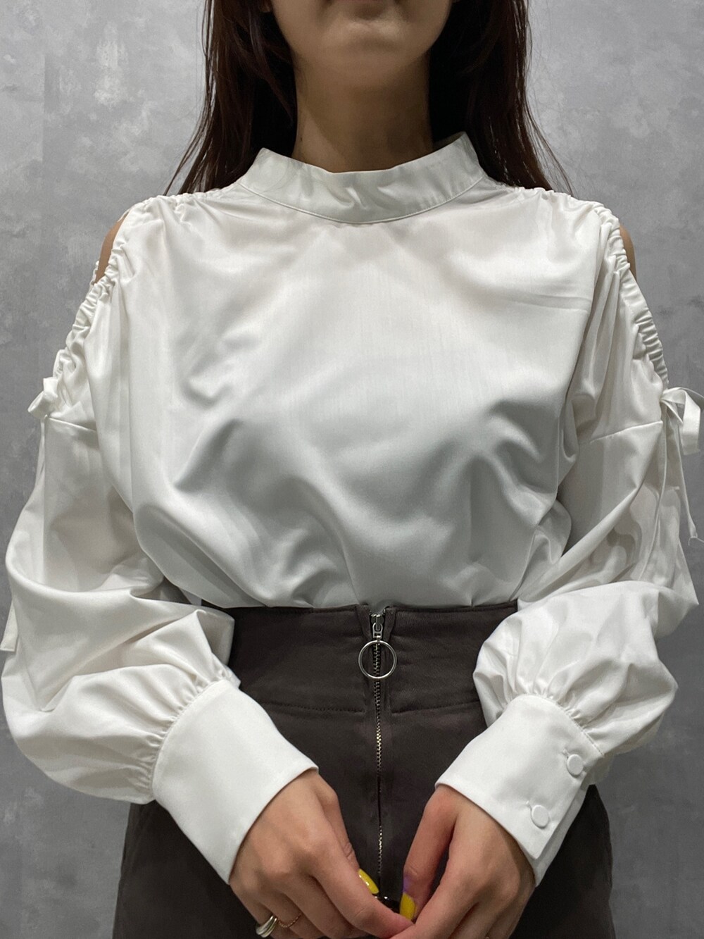 ベージュ系のサンダル、グレー系のスカート、グレー系のテーラードジャケットを着用したレディースの春コーディネートの6枚目の写真